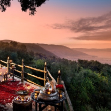 Header-romantic-dinner-with-rose-petals-overlooking-the-ngorongoro-crater-on-a-luxury-tanzania-safari