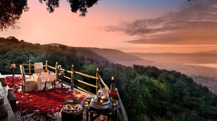 Header-romantic-dinner-with-rose-petals-overlooking-the-ngorongoro-crater-on-a-luxury-tanzania-safari
